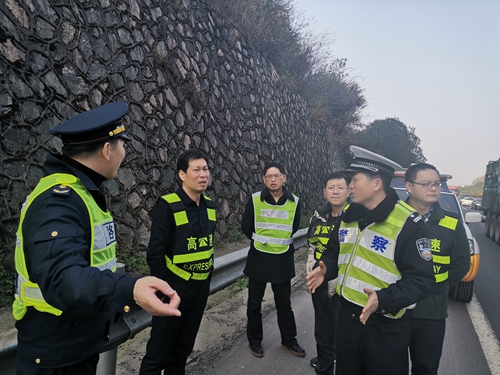 20190424道路、隧道安全組對(duì)沿線(xiàn)開(kāi)展節(jié)前暨防汛防臺(tái)安全檢查 圖為檢查組一行對(duì)高邊坡進(jìn)行安全檢查_(kāi)副本.jpg