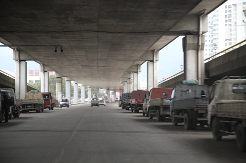橋下空間改建的停車場(chǎng)_副本.jpg
