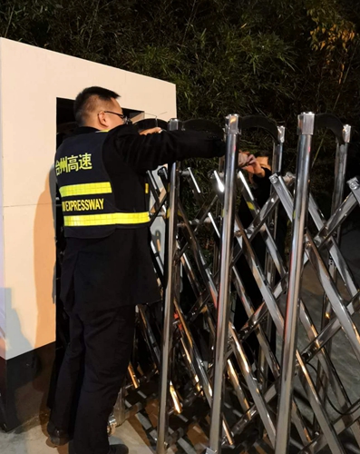 20190111圖為安全員在修理伸縮門(mén)_副本.jpg